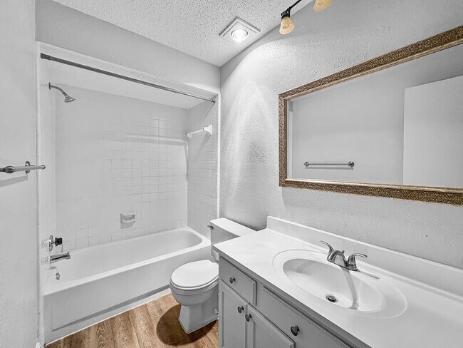 Foto del edificio - 8802 Deerwood Dr
