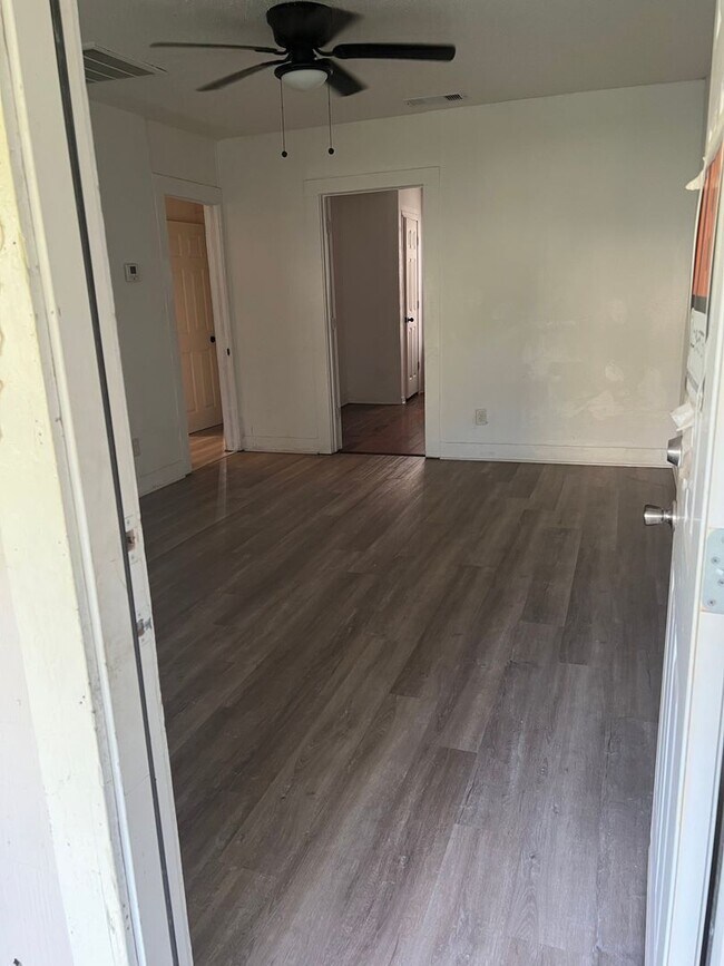 Foto del edificio - Charming 2BR Duplex in La Porte