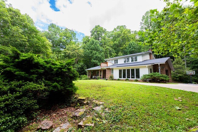 Foto del edificio - Spacious 4BR Home with Office and Fiber Internet Near Asheville