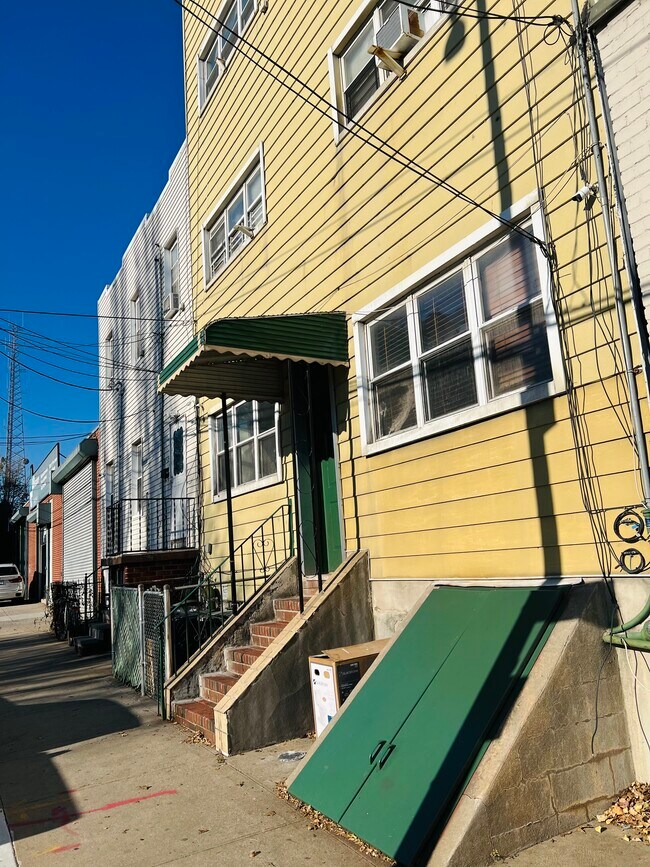 Foto del edificio - 37-27 Hunters Point Ave
