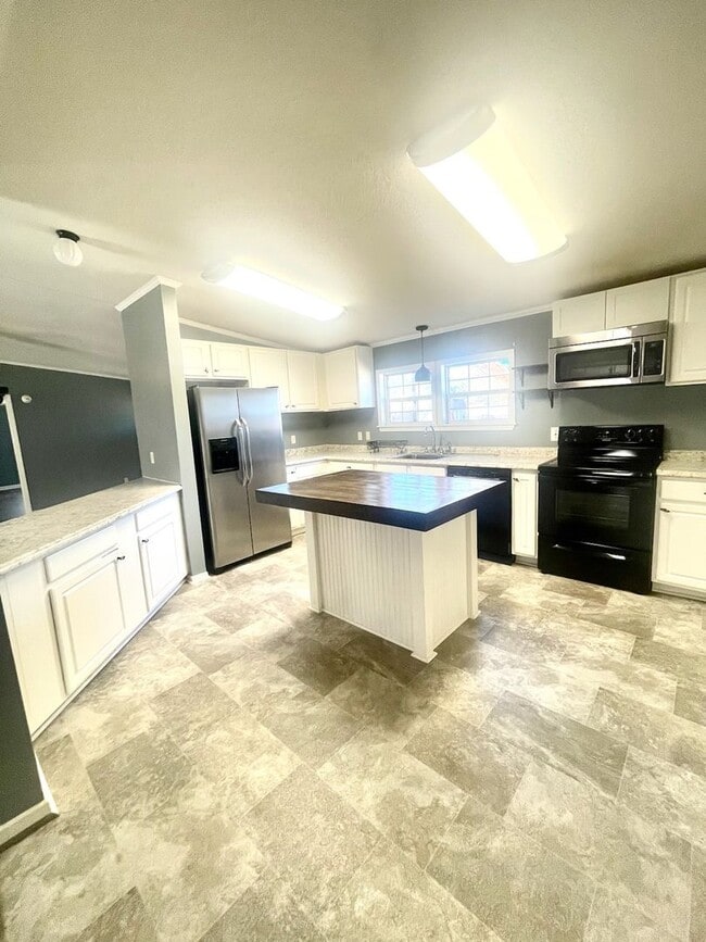 Building Photo - 3 Bed 2 Bath