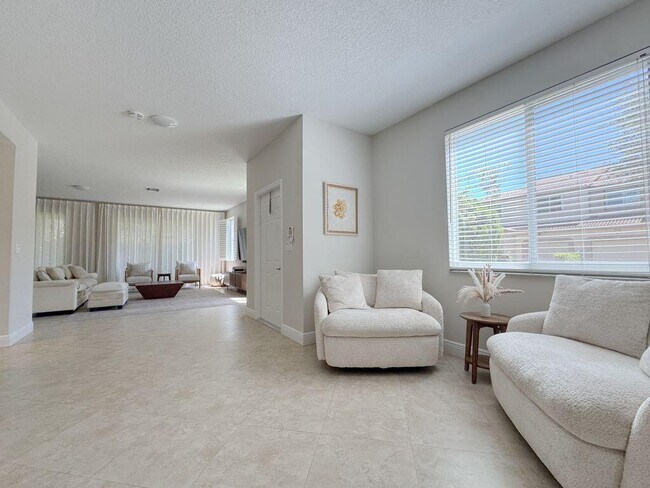 Building Photo - 6819 Via Regina