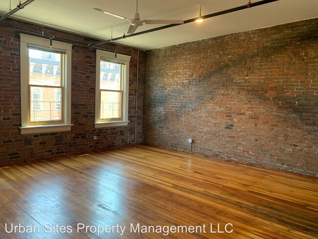 Building Photo - 1207 Main St