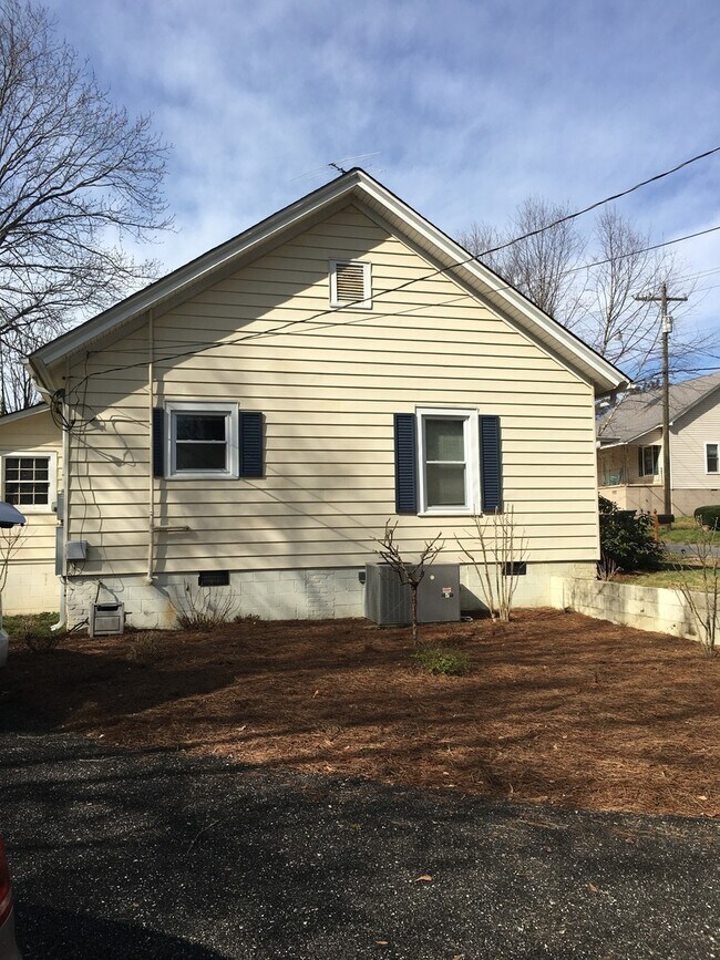 Building Photo - Cute downtown Greer Bungalow  2 Bedroom 1 ...