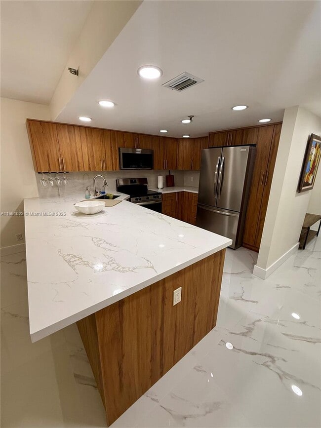 Building Photo - 2625 Collins Ave
