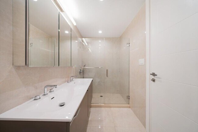 Foto del edificio - 3 bedroom in Brooklyn NY 11223