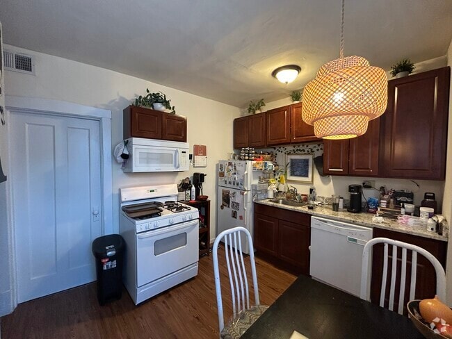 Building Photo - 2555 W Eastwood Ave