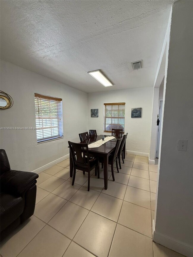 Foto del edificio - 15111 NW 32nd Ave