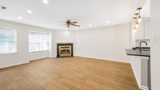 Foto del edificio - UPDATED 2BR/2.5 BA Condo with Garage in th...