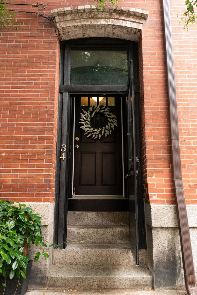 Private Entrance - 34 Medford St