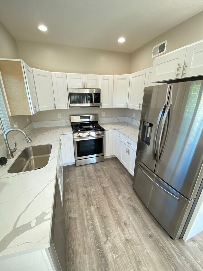 Foto del edificio - 4BD/2BA on Montezuma, Nice Patio!