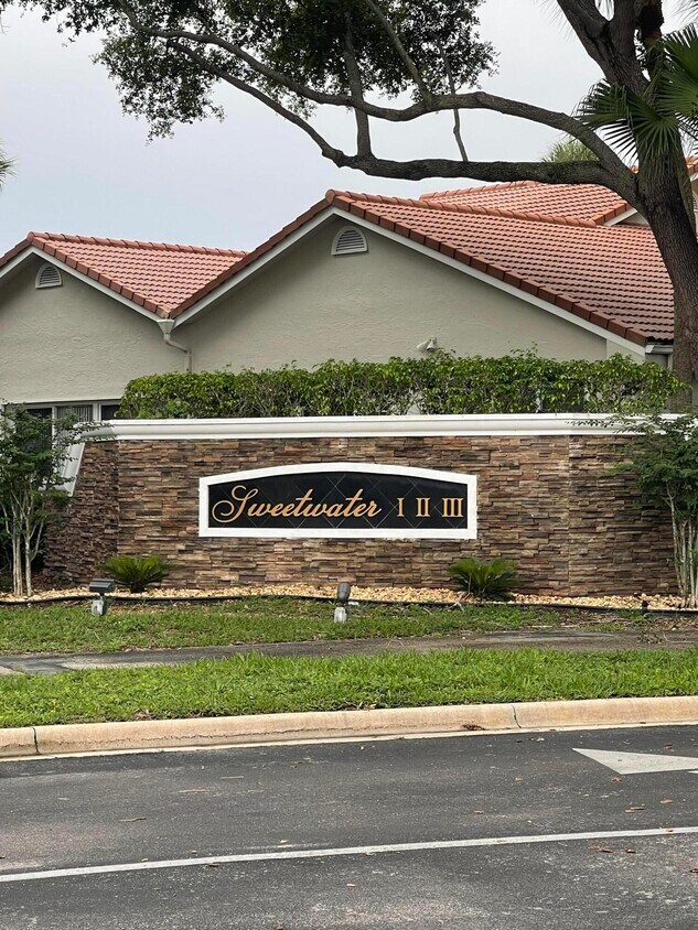 Foto principal - 10910 Lakemore Ln