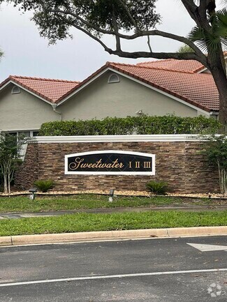 Building Photo - 10910 Lakemore Ln