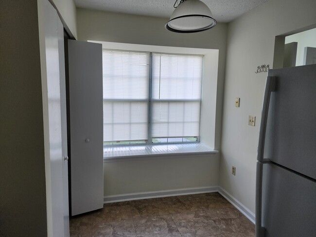 Building Photo - 1811 Woodbrooke Dr