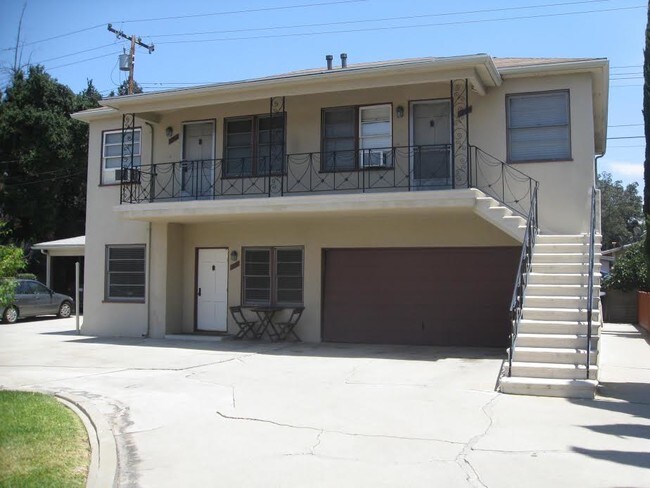 Building Photo - 320 N Bushnell Ave
