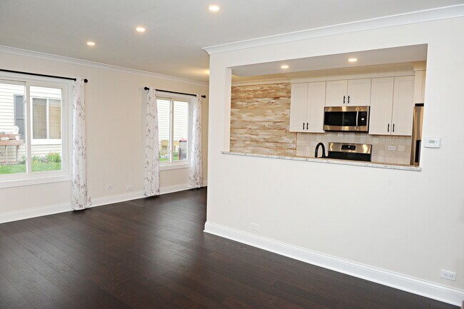 Building Photo - 1573 Cove Dr