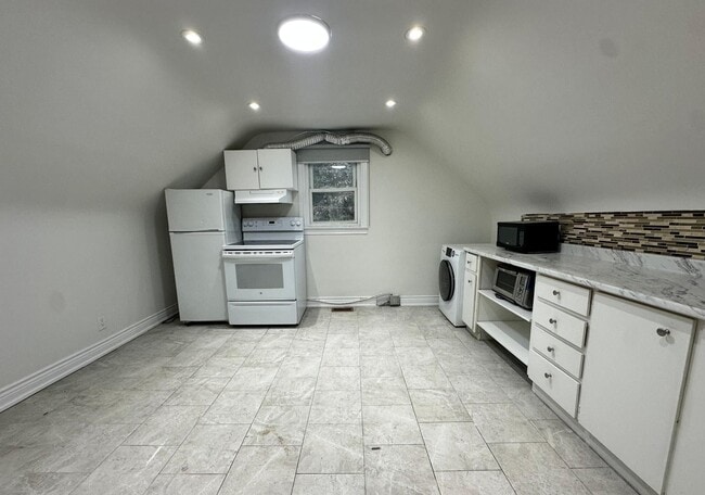 Building Photo - Well-Maintained Upper-Level Apartment (1 Bed, 1 Bath)