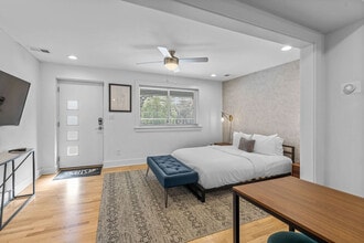 Building Photo - 1136 Crescent Ave NE