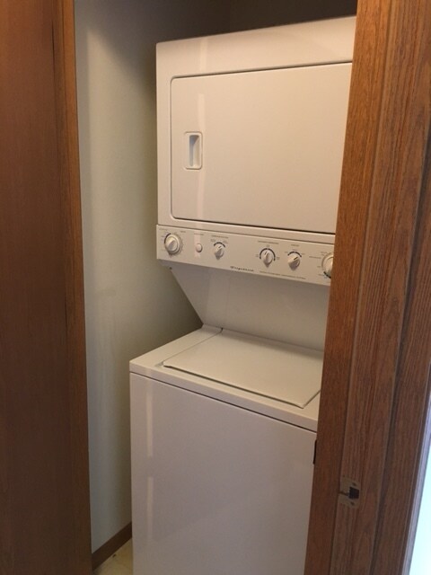 Foto del edificio - 310 E Tyranena Park Rd