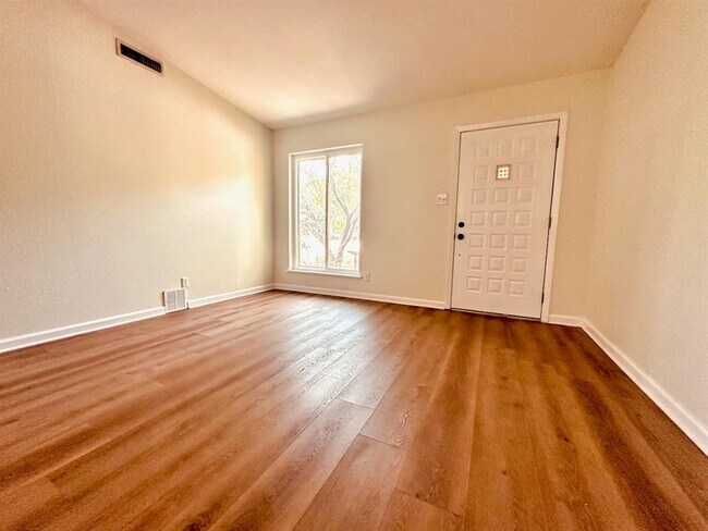 Foto del edificio - 7517 Eastcrest Dr