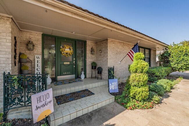 Building Photo - Coming Soon! Spacious 3 Bed, 2 Bath Duplex in the Heart of Overton West