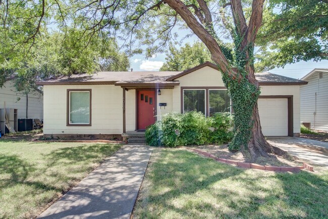 Building Photo - *MOVE-IN SPECIAL* Half off First Month