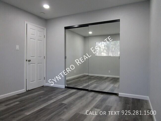 Foto del edificio - Downstairs 2 Bedroom/1 Bath Apartment