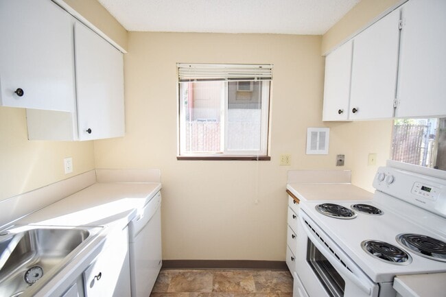 Building Photo - Single Level 2-Bedroom Apartment in the Mo...