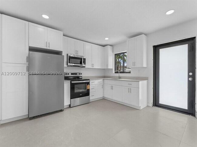 Foto del edificio - 1368 W 29th St
