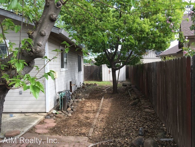 Building Photo - 2 br, 1 bath House - 5025 1/2 GROVE STREET