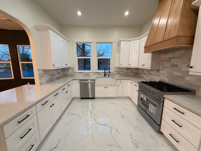 Building Photo - Home in the Heart of Old Town Clovis