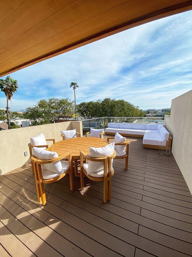 Foto del edificio - 1249 N Formosa Ave