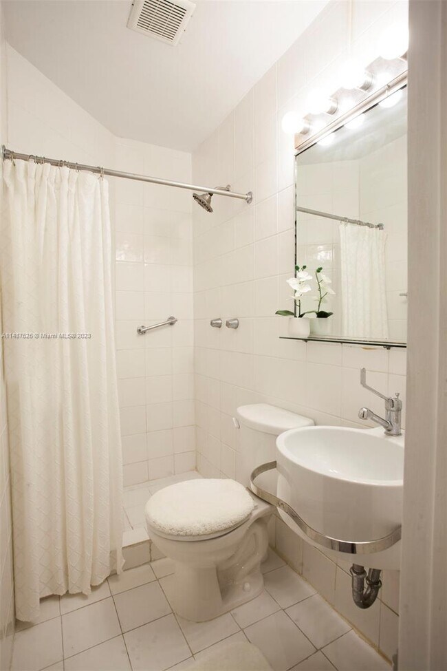 Foto del edificio - 4720 Pine Tree Dr