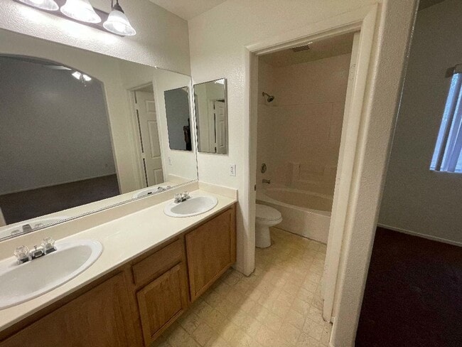 Foto del edificio - 4925 River Splash Ave
