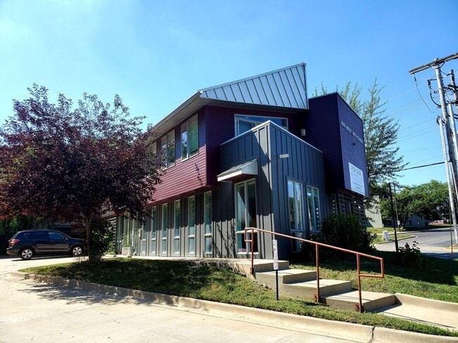 Building Photo - 1001 W 39th St