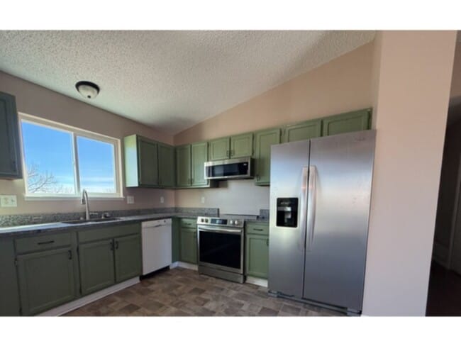 Building Photo - Beautiful split level home in Fountain