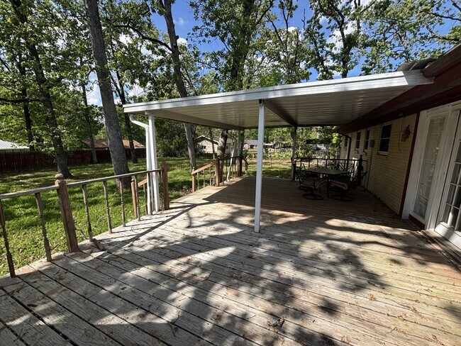 Foto del edificio - 906 Meadow Ln