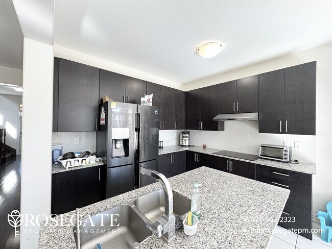 Photo du bâtiment - Modern 4-Bedroom Main Unit in a Family-Fri...