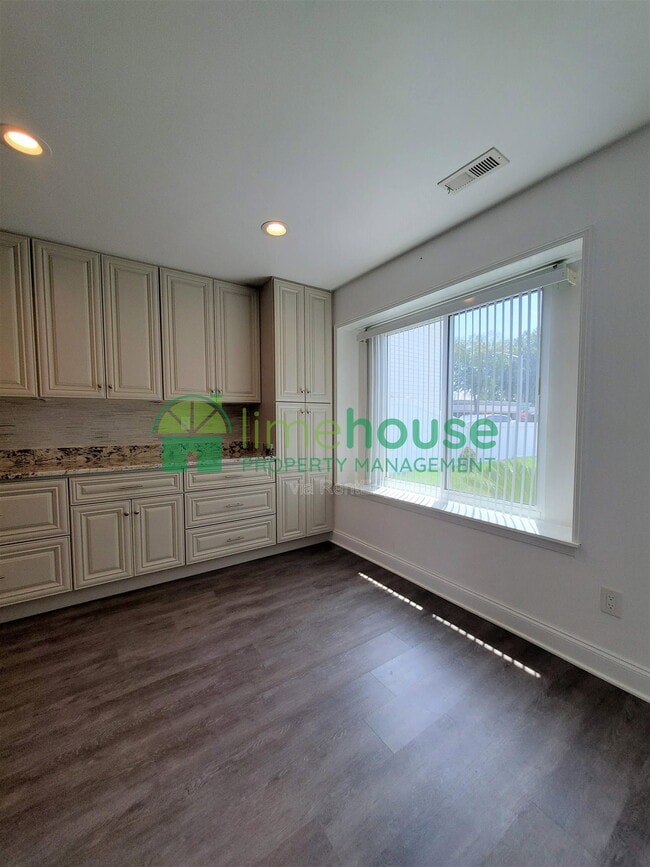 Building Photo - 5304 Lord George Dr