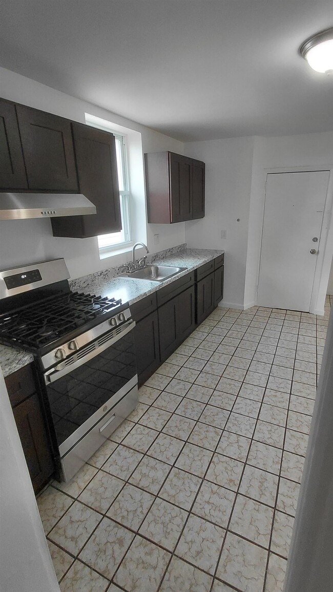 Building Photo - 23 Terhune Ave