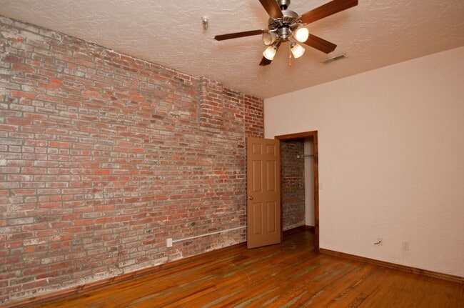 Building Photo - Market 103