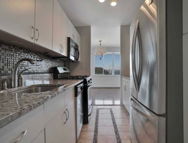 Foto del edificio - 1203 River Road Apt #19B, Edgewater, NJ 07...