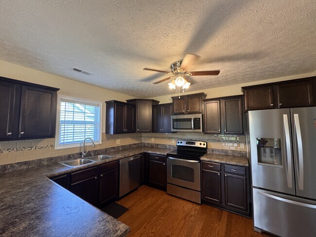 Building Photo - 510 Louvre Ln