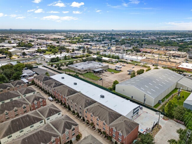 Foto del edificio - 8715 Meadowcroft Dr