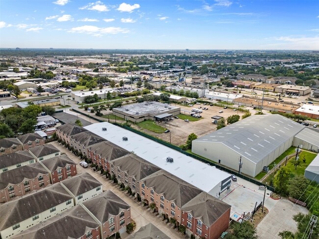 Foto del edificio - 8715 Meadowcroft Dr