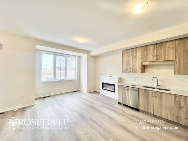 Building Photo - Spacious 3-Bedroom Freehold Townhouse with Garage, Balcony & Parking in Cambridge