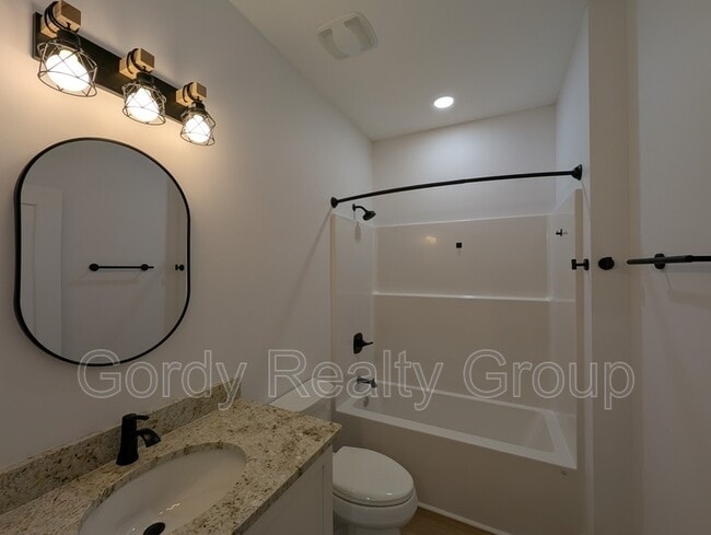 Building Photo - 2984A Russ Street