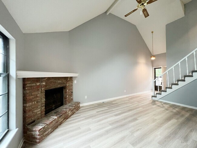 Foto del edificio - SEE IT NOW: Charming and Well-Maintained H...