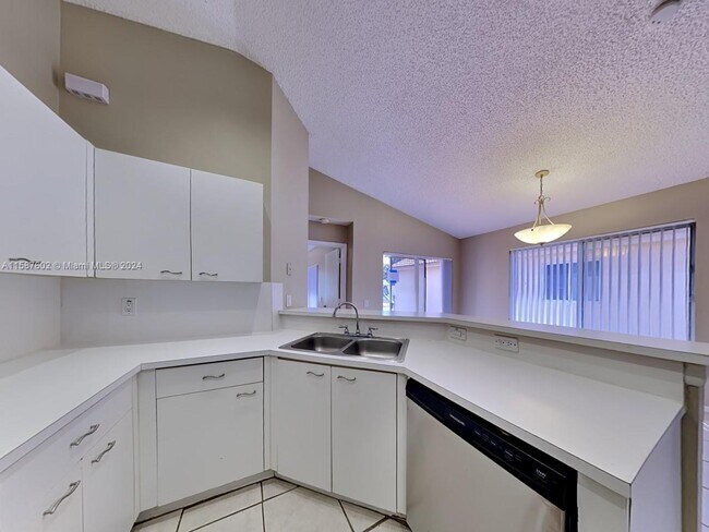 Foto del edificio - 1596 Mira Vista Cir