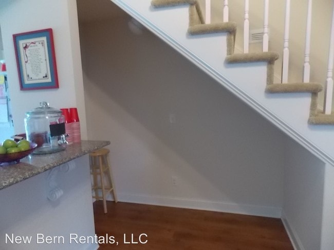 Building Photo - 3 br, 3 bath House - 421 Elsmore